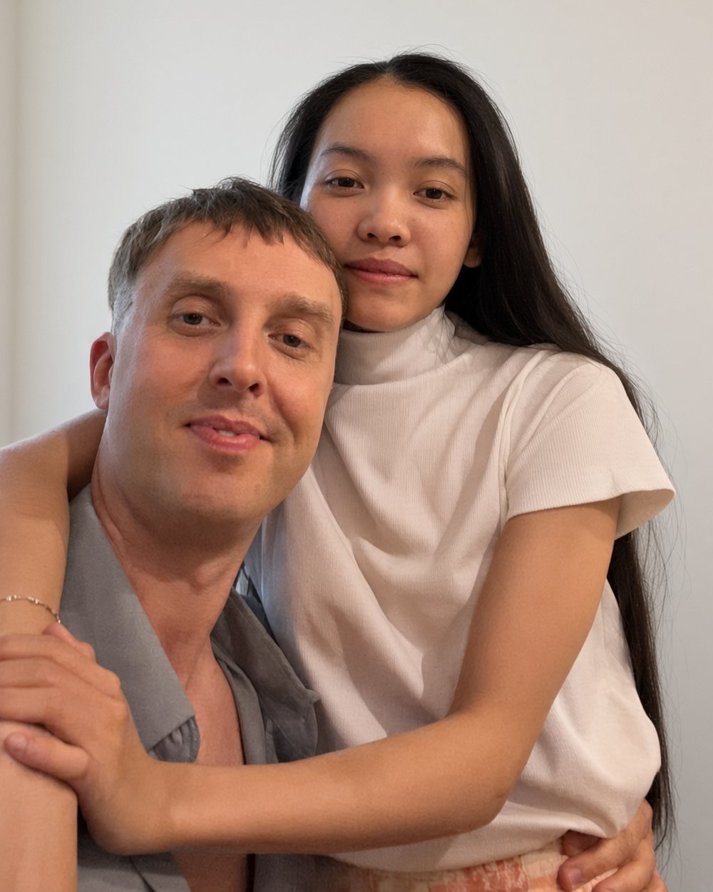 Denis và Ellie ngồi sát nhau, Ellie vòng tay ôm Denis